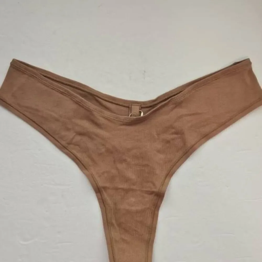 Skims‎ v front panty Nwt